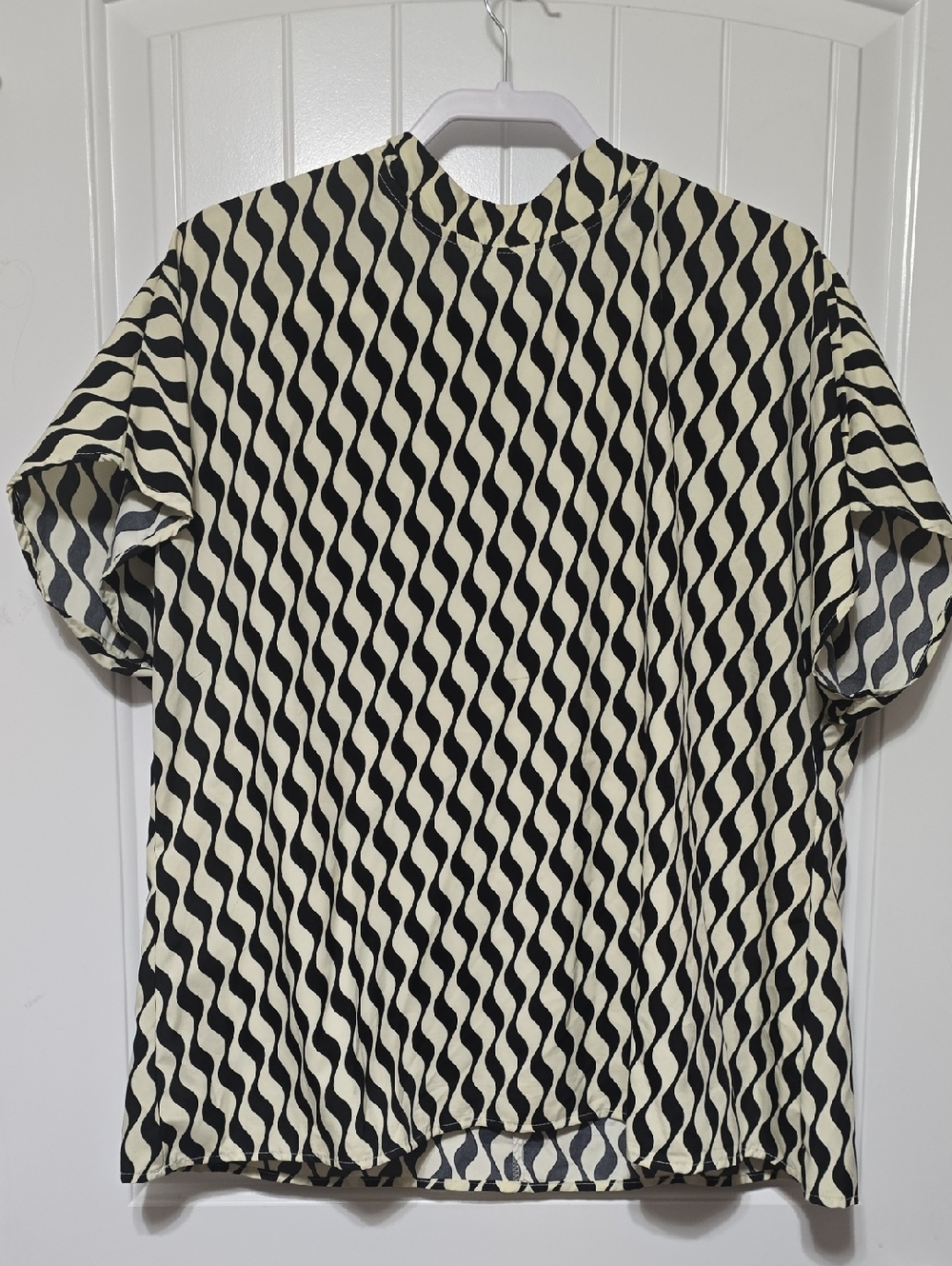SHEIN Black and Cream Wavy Short Sleeve Top